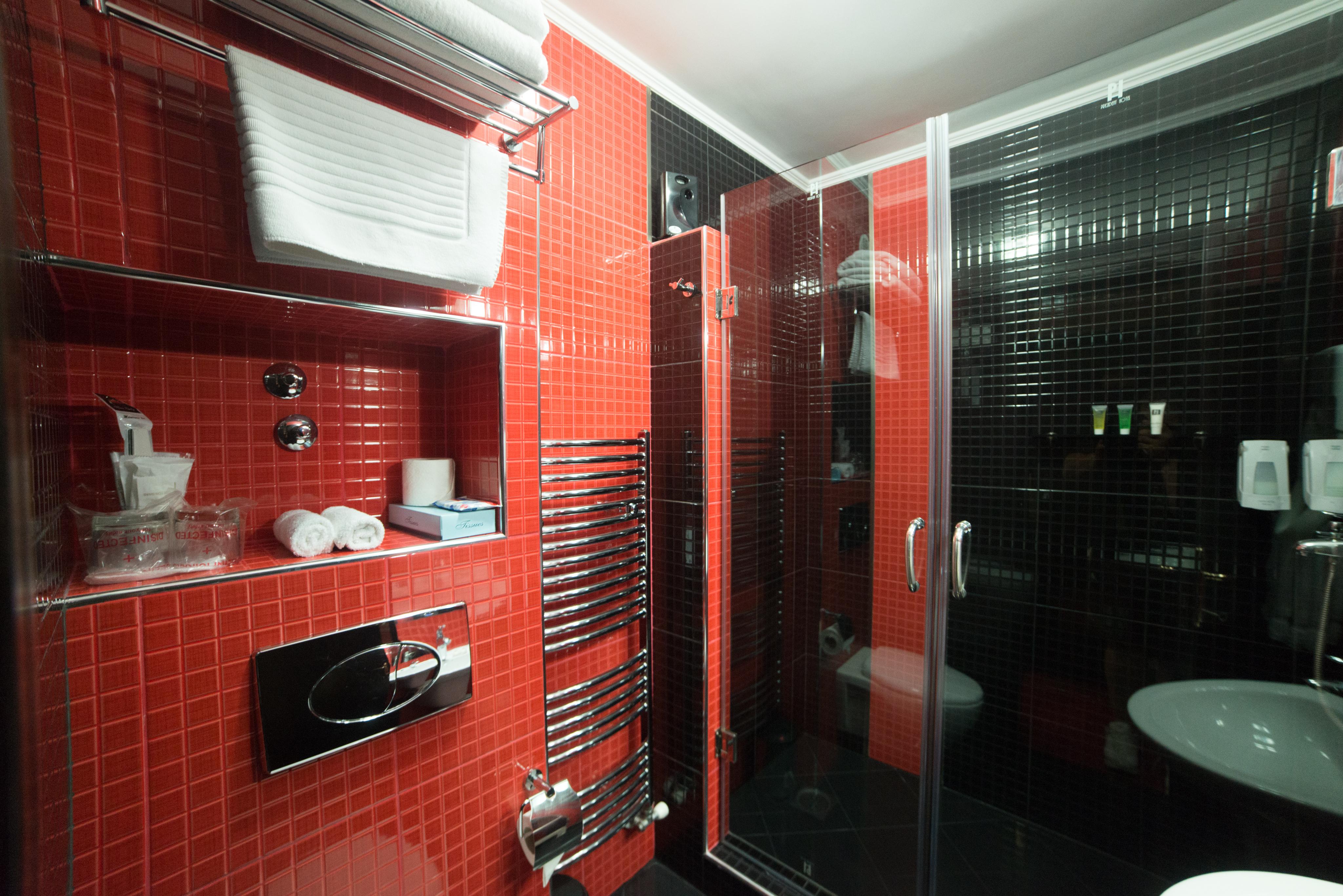 Prezident Hotel Novi Sad Extérieur photo A shower cubicle